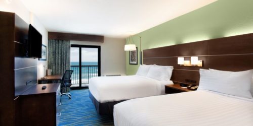 Holiday Inn Express & Suites Oceanfront Daytona Beach Shores bedroom