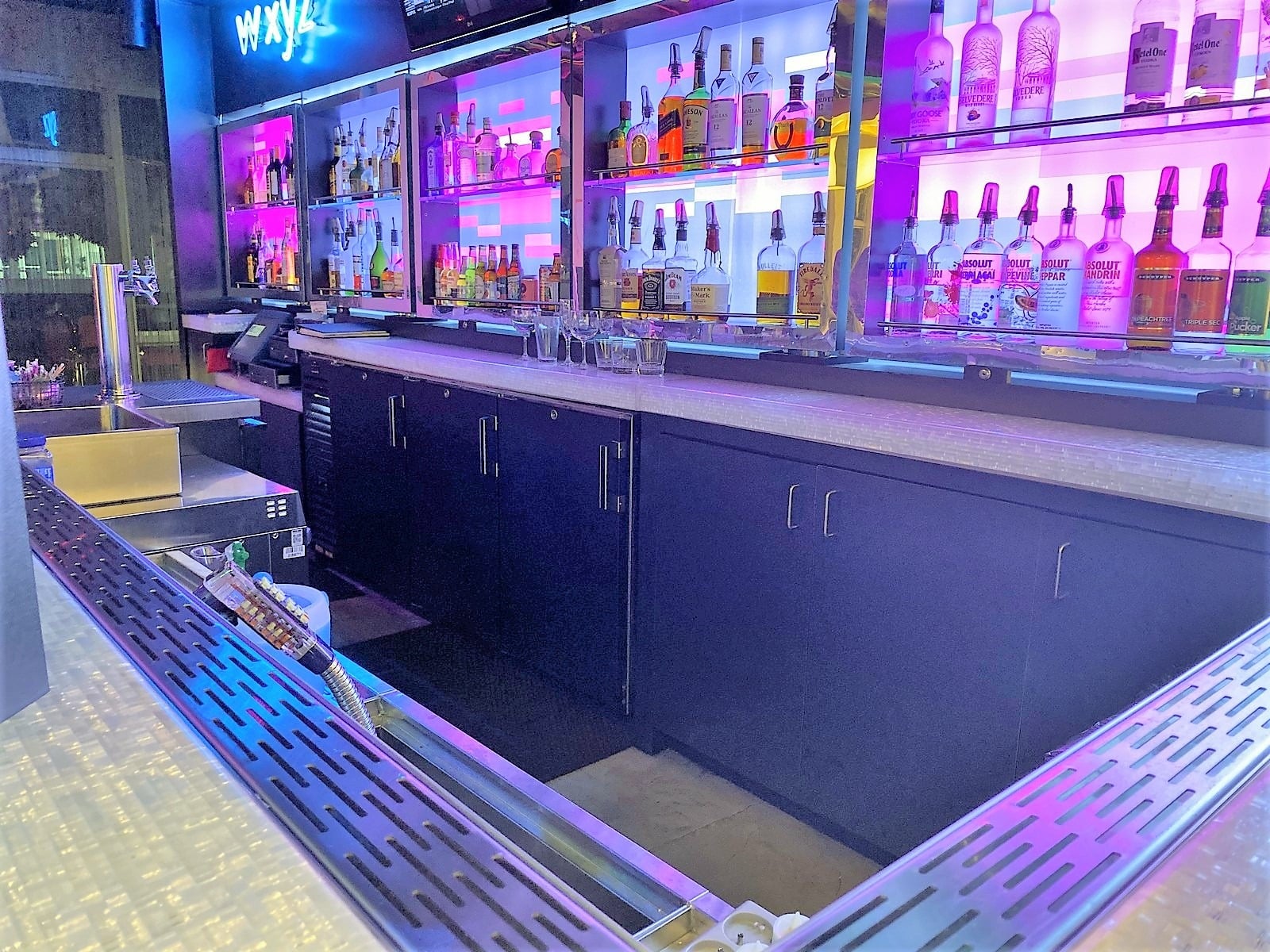 Meet and mingle with friends or colleagues at W XYZ® bar, enjoy our breakfast or grab a snack from Re:fuel our 24/7 pantry. 