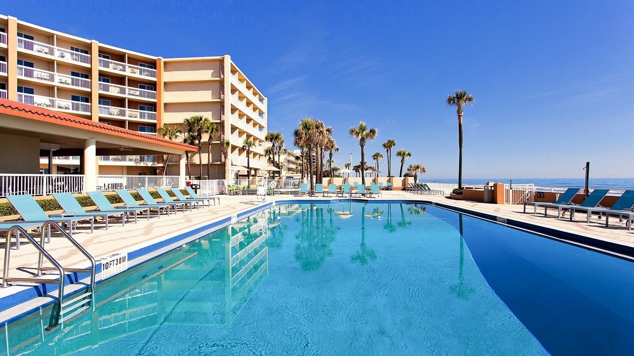 daytona beach hotel woth a nice pool area