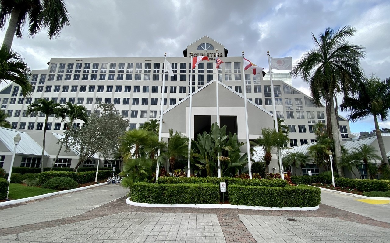 doubletree deerfield beach entrance