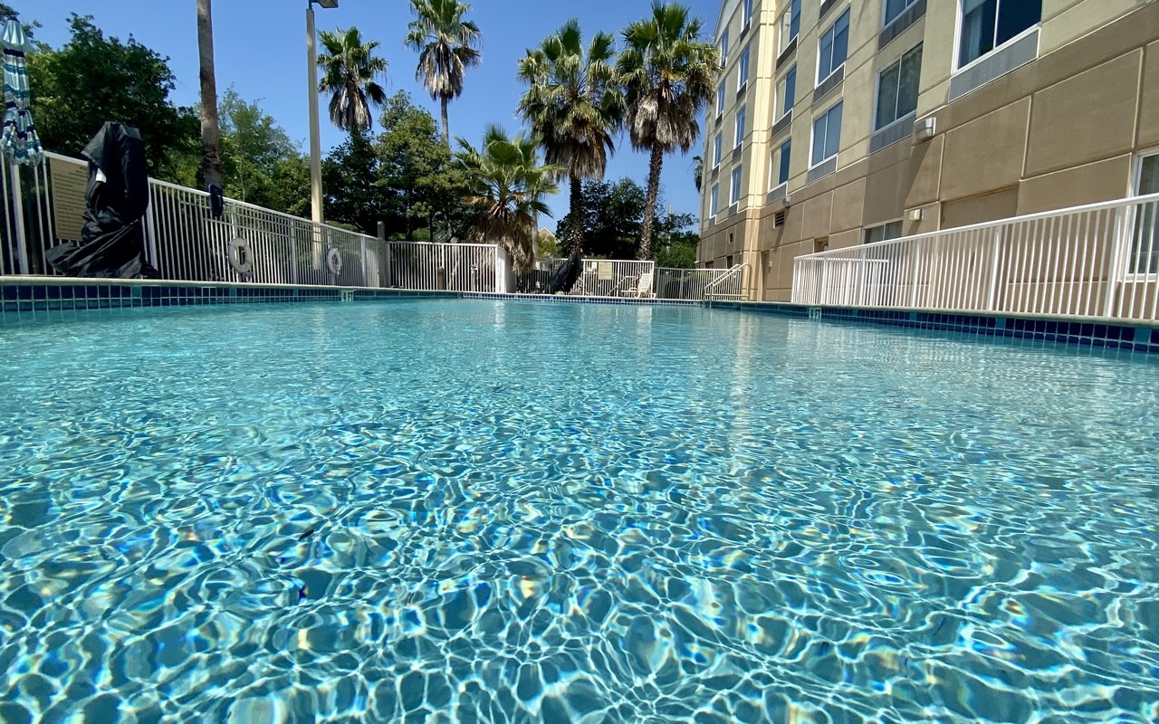 hilton garden jacksonville free airport shuttle pool area