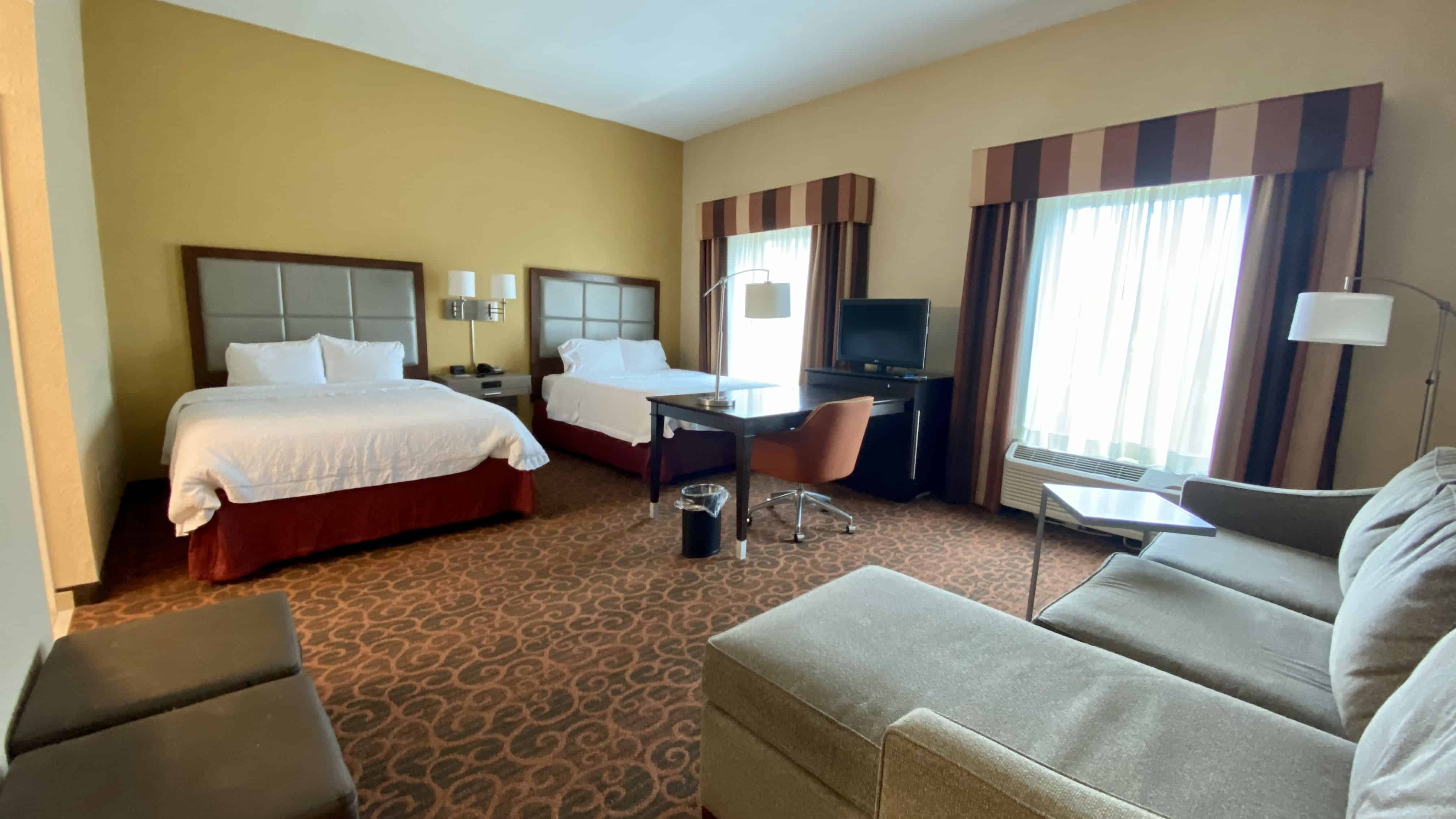 Hampton inn and suites near jacksonville airport suite room