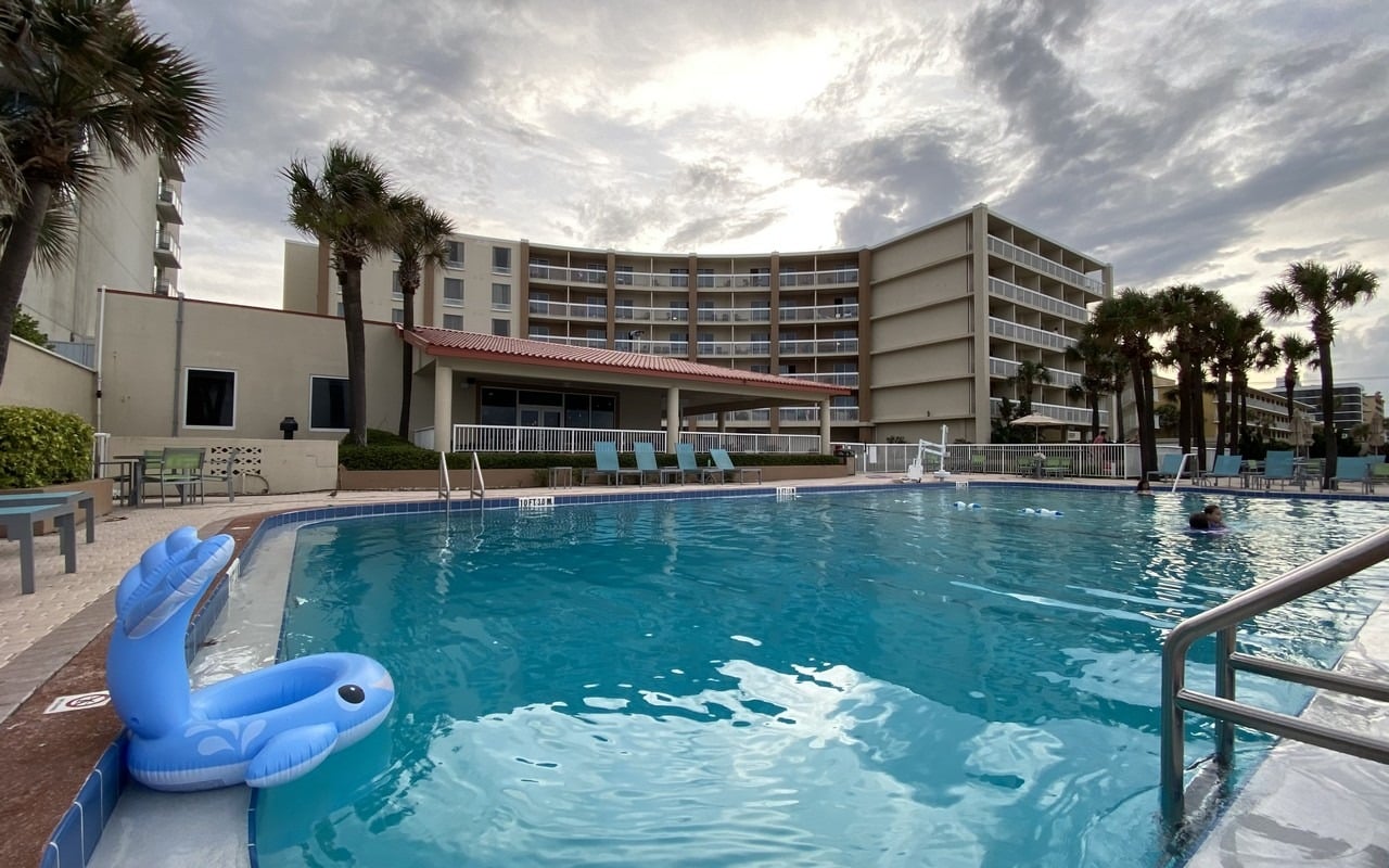 hotel with a large pool in daytona beach